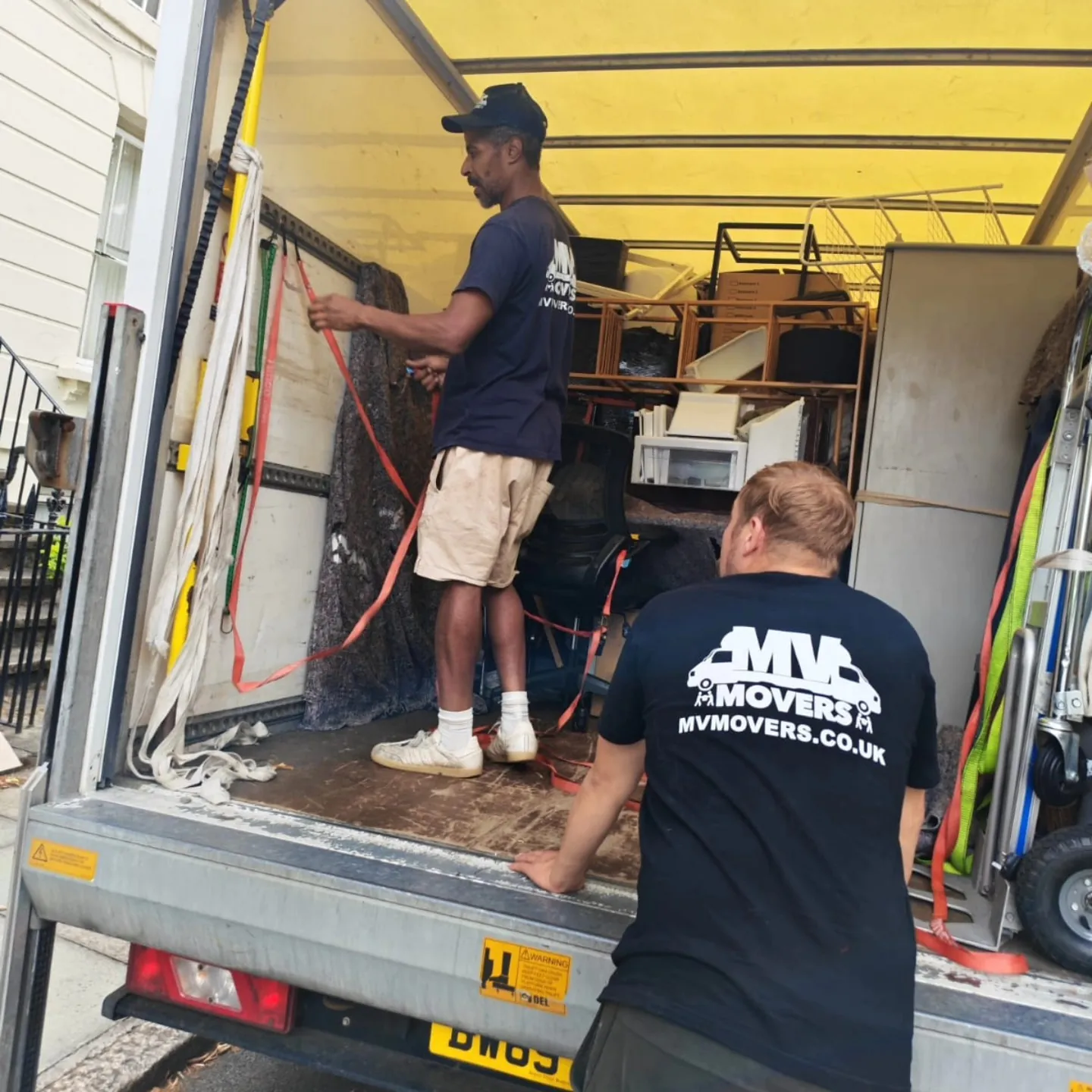 Tail-lift – Strapping the load – MV Movers